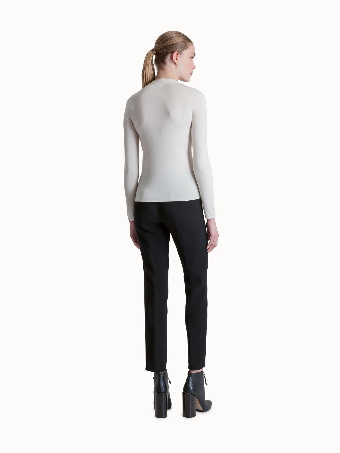 AKRIS Cashmere Silk V-Neck Knit Sweater - Image 2