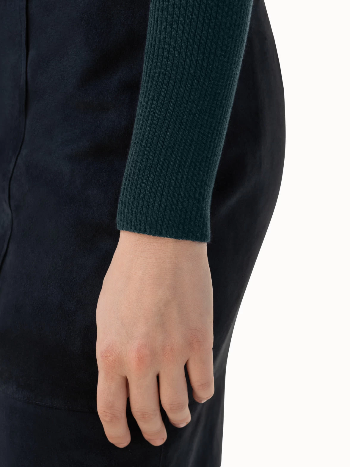 AKRIS Fitted Cashmere Silk Ribbed Knit Round Neck Pullover - Image 5