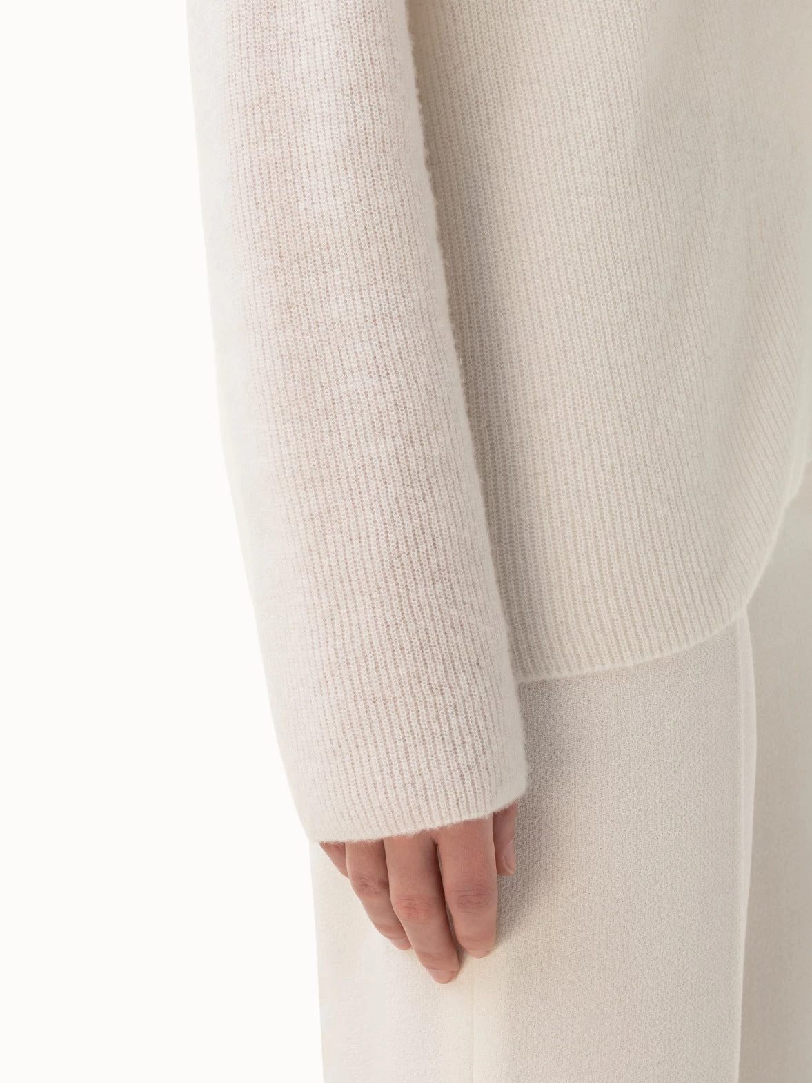 AKRIS Ribbed Cashmere Long V-Neck Knit Pullover - Image 5