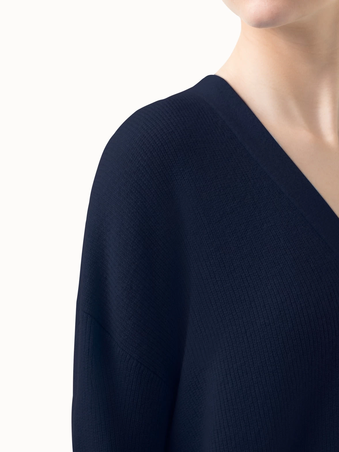 AKRIS Ribbed Cashmere Long V-Neck Knit Pullover - Image 5