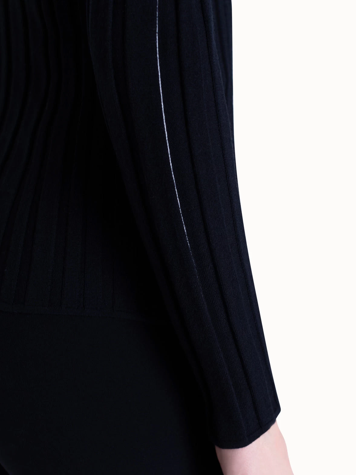 AKRIS Ribbed Knit V-Neck Pullover In Cashmere Silk - Image 6
