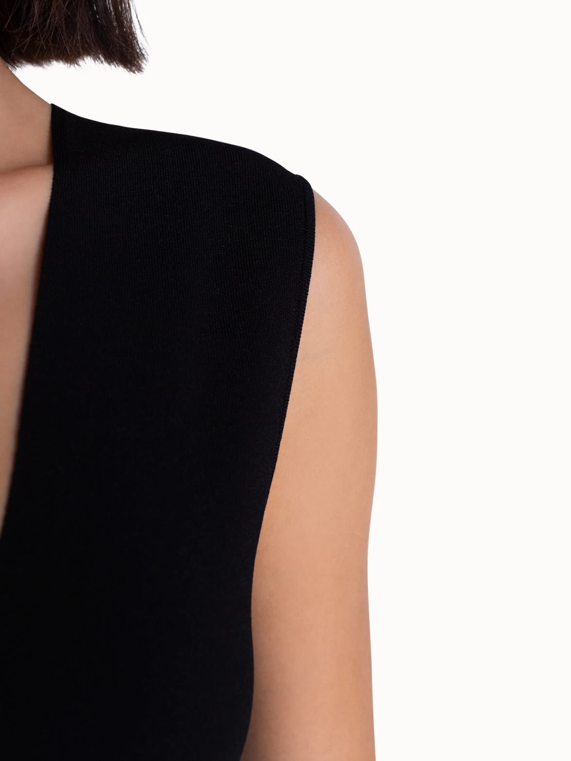 AKRIS Sleeveless Knit Top With Chest Cut-out - Image 6