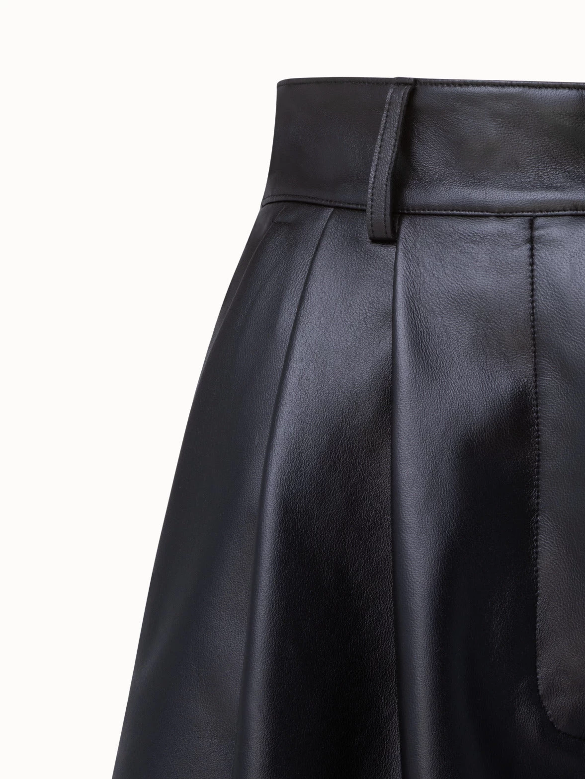 AKRIS High Waisted Lamb Nappa Leather Shorts - Image 4